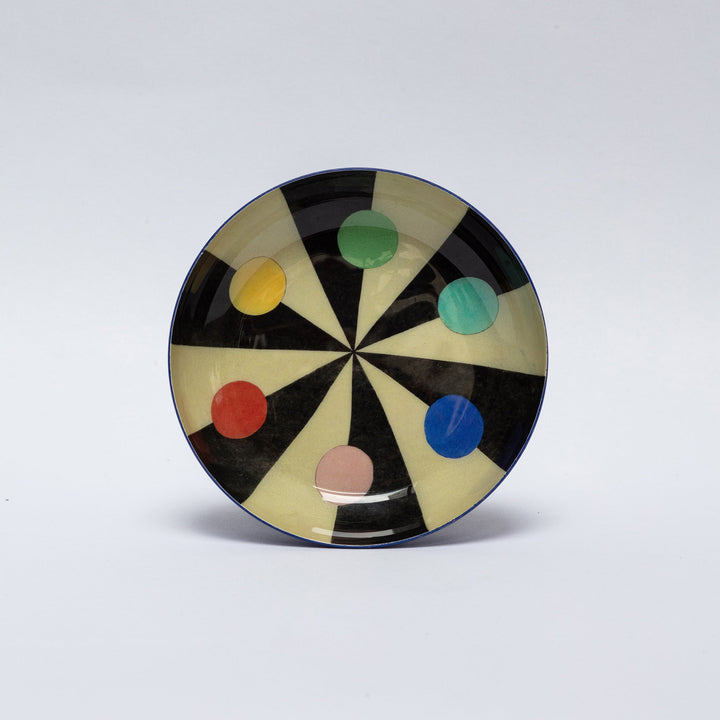 Benson's hexagon in black and off white, with six colored dots.