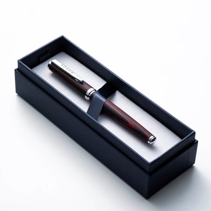 Fountain pen in blue gift box.